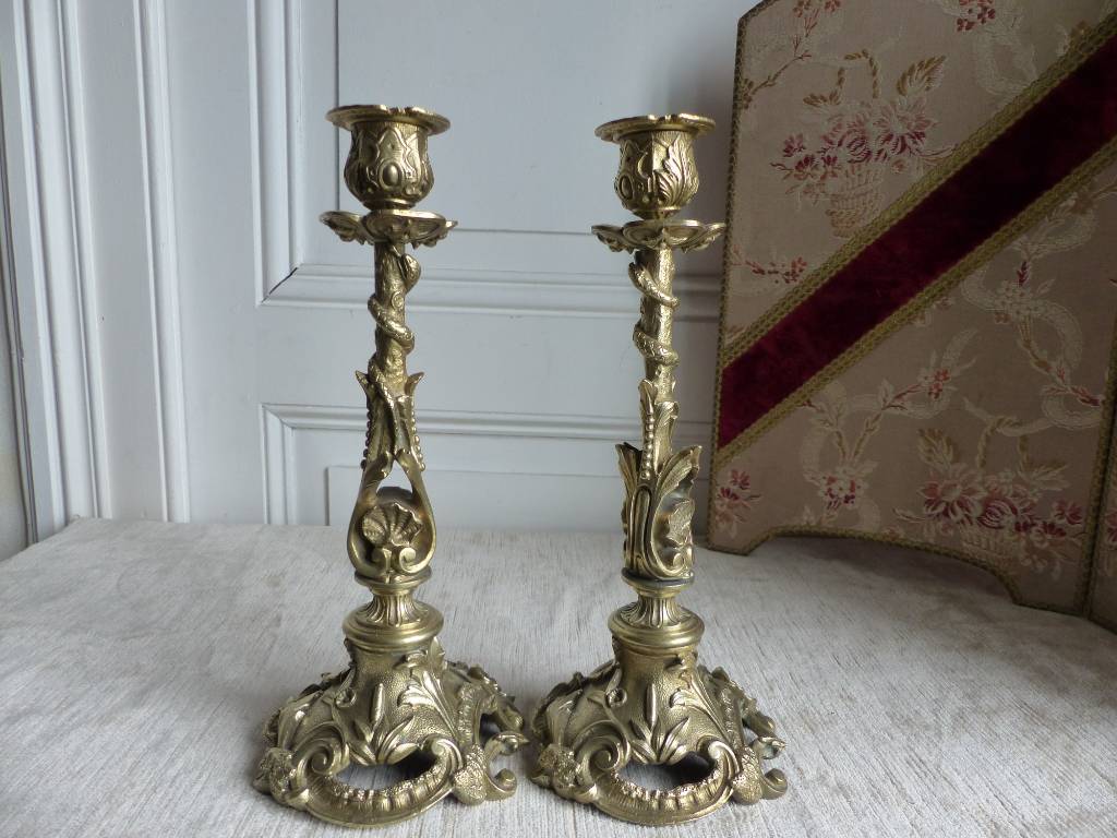 No - 434 - Paire de bougeoirs en bronze de style Louis XV | Puces Privées