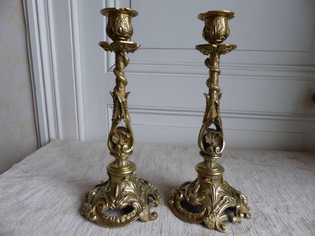 No - 434 - Paire de bougeoirs en bronze de style Louis XV | Puces Privées