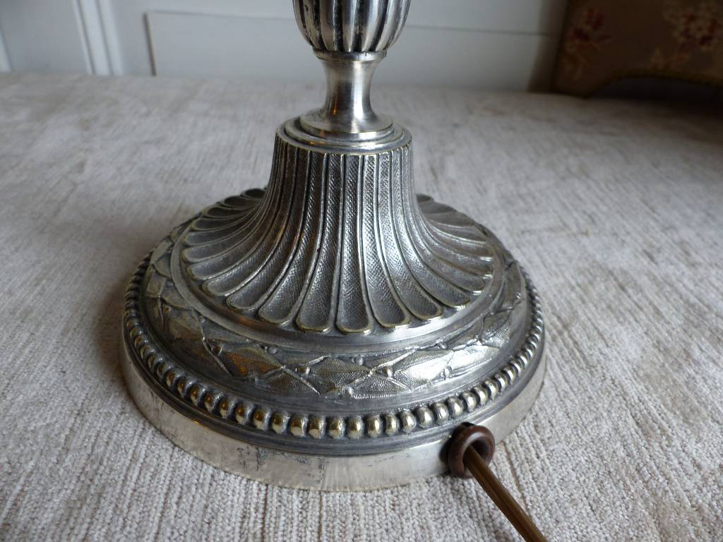 No - 435 - Lampe bougeoir en bronze argenté de style Louis XVI | Puces Privées