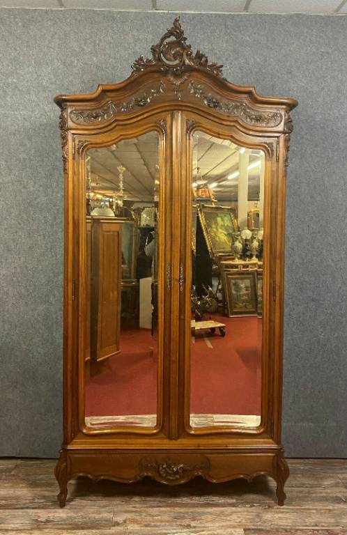 Très importante armoire bibliothéque Louis XV Rocaille en noyer vers 1850-1880 | Puces Privées