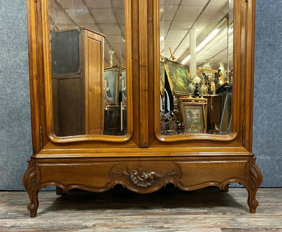 Très importante armoire bibliothéque Louis XV Rocaille en noyer vers 1850-1880 | Puces Privées