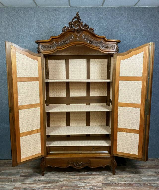 Très importante armoire bibliothéque Louis XV Rocaille en noyer vers 1850-1880 | Puces Privées
