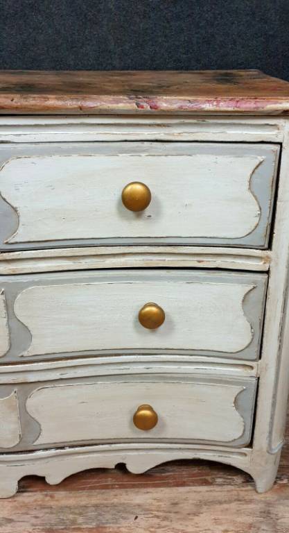 Superbe commode Parisienne époque Louis XIV a façade galbée en bois laqué | Puces Privées