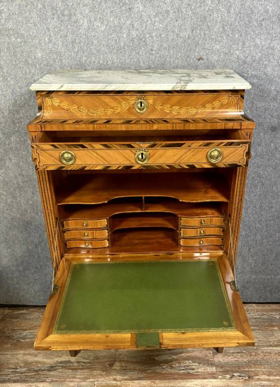 Muséal secrétaire époque Louis XVI en bois précieux marquetés en feuilles dans des encadrements de filets. | Puces Privées