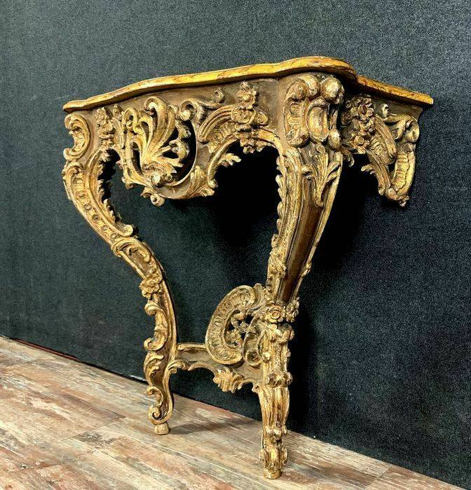 console Louis XV galbée en bois doré sur fond de laque | Puces Privées