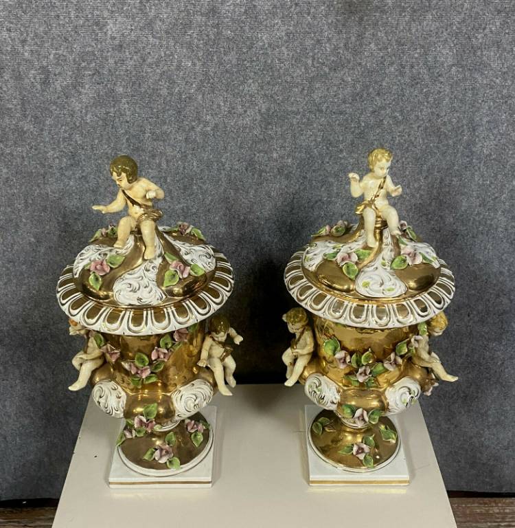 Cappodimonte  Immense paire de vases couverts en porcelaine or | Puces Privées