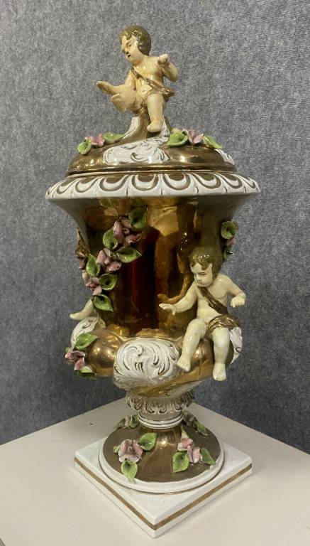 Cappodimonte  Immense paire de vases couverts en porcelaine or | Puces Privées