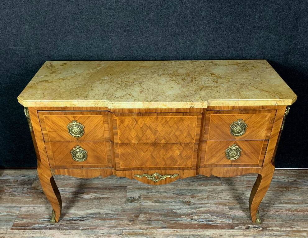 Importante commode sauteuse Louis XV en marquèterie de bois précieux vers 1850. | Puces Privées