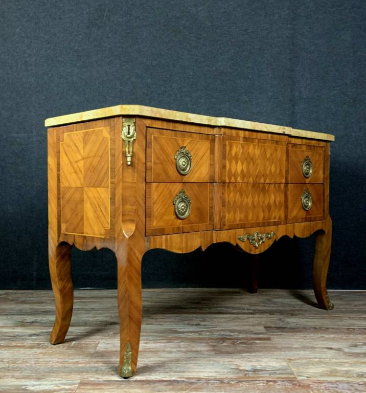Importante commode sauteuse Louis XV en marquèterie de bois précieux vers 1850. | Puces Privées
