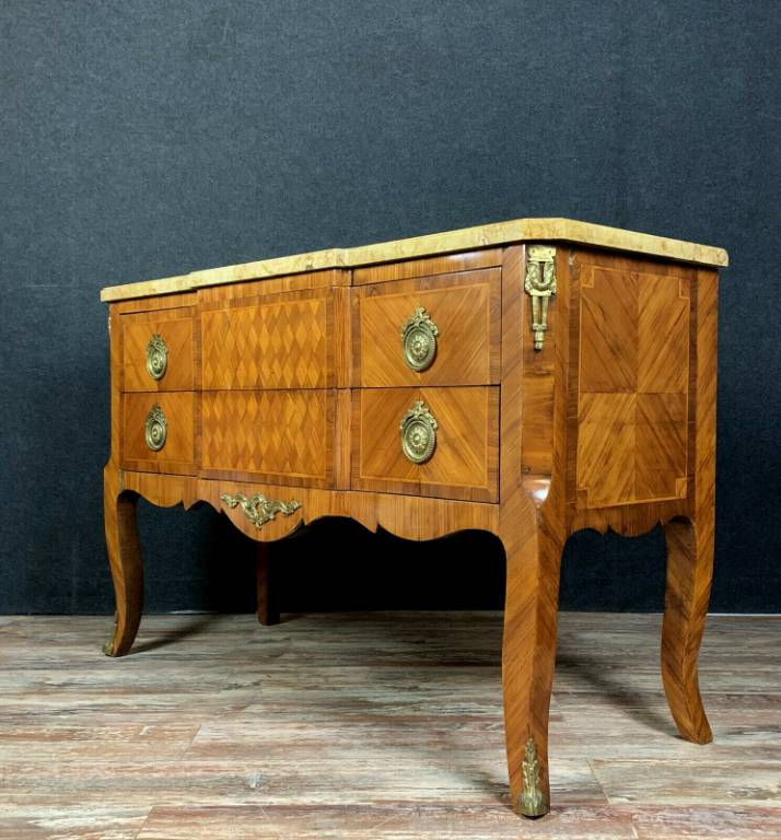 Importante commode sauteuse Louis XV en marquèterie de bois précieux vers 1850. | Puces Privées