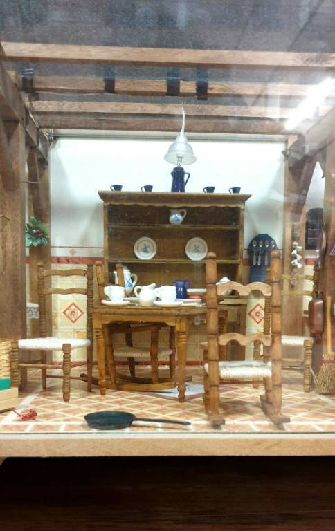 Très Rare diaporama sous verre figurant un intérieur complet de maison | Puces Privées