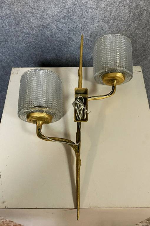 Félix Agostini pour la Maison Arlus Suite de deux appliques en bronze doré présentant deux bras de lumière s | Puces Privées