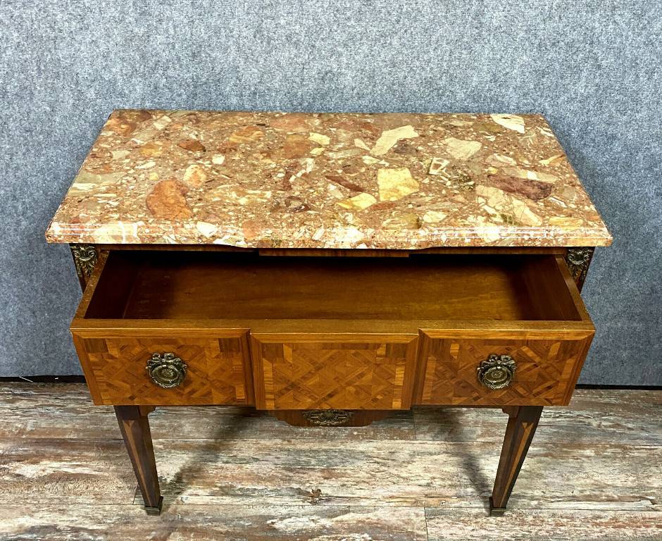 Superbe commode sauteuse Louis XVI a ressaut en marqueterie de bois précieux | Puces Privées