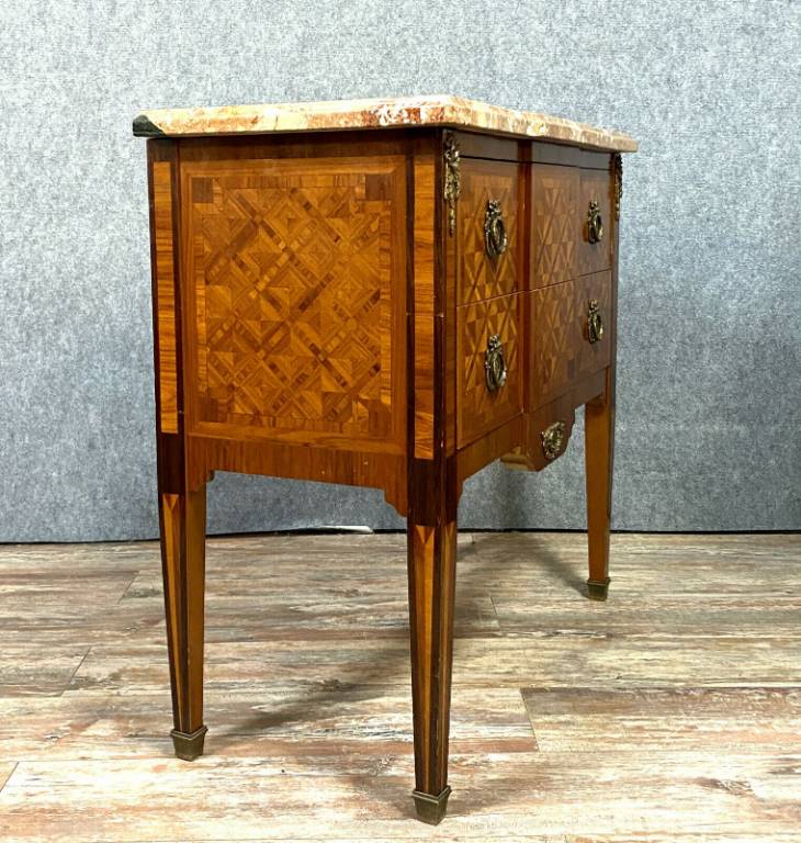 Superbe commode sauteuse Louis XVI a ressaut en marqueterie de bois précieux | Puces Privées
