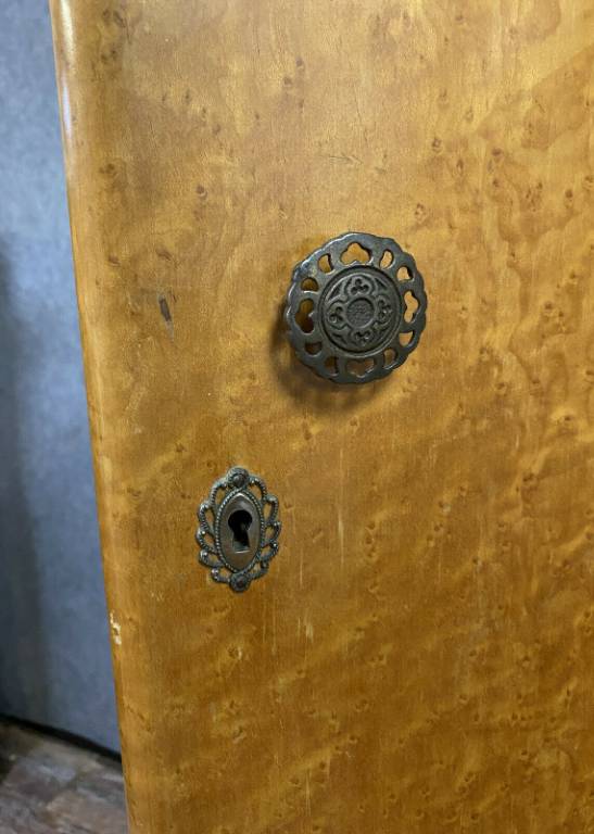 Rare armoire époque Art Deco en érable blond et sycomore vers 1940 | Puces Privées