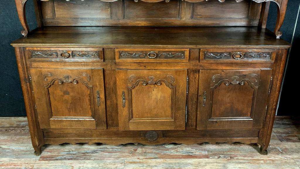 Important buffet a 2 corps époque Louis XV en chêne massif. | Puces Privées
