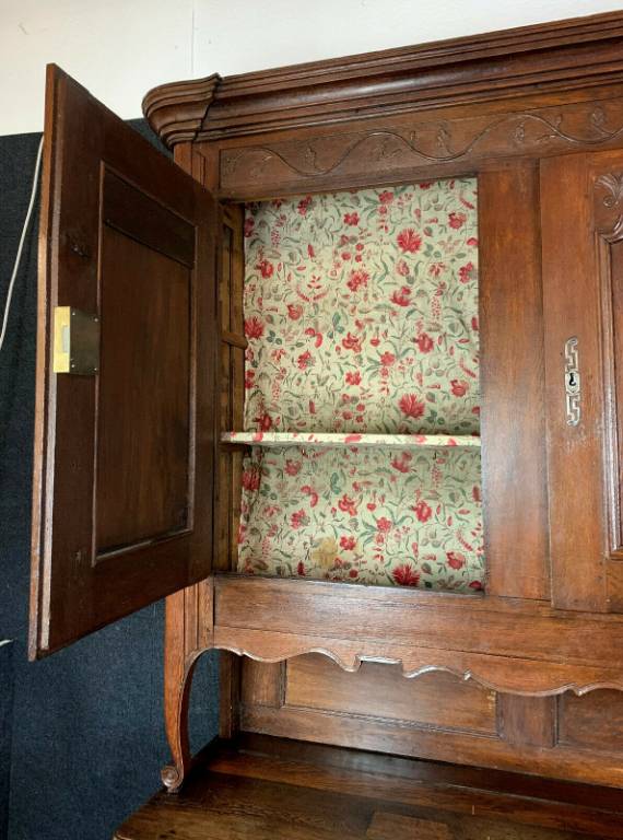 Important buffet a 2 corps époque Louis XV en chêne massif. | Puces Privées