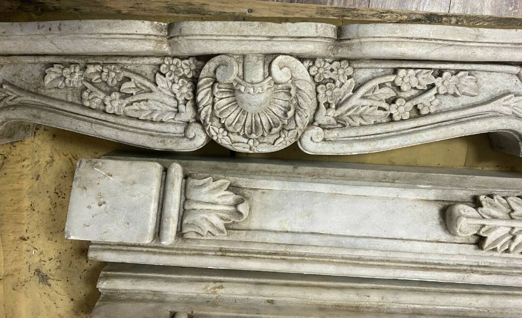 Magnifique cheminée Louis XV en marbre blanc de Carrare vers 1880. | Puces Privées