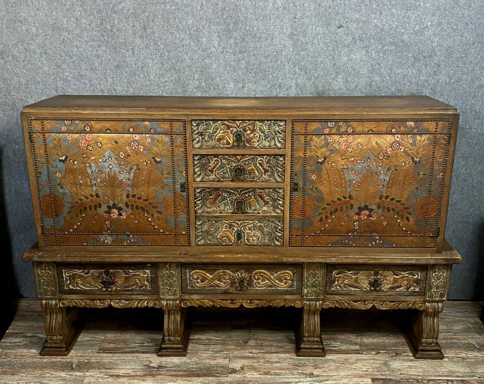 Important buffet en enfilade en chêne d'Asie brossé, polychromie et cuir mordoré a décors peints a la main | Puces Privées