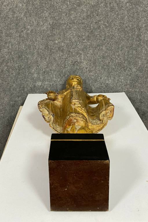Superbe et très grande sculpture en bois doré figurant une dignité Asiatique | Puces Privées