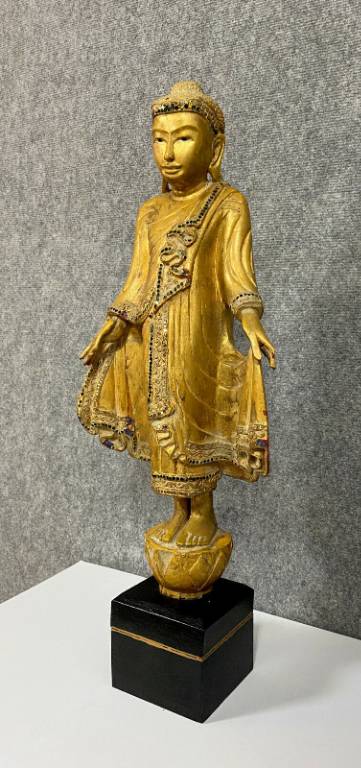 Superbe et très grande sculpture en bois doré figurant une dignité Asiatique | Puces Privées