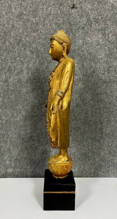 Superbe et très grande sculpture en bois doré figurant une dignité Asiatique | Puces Privées