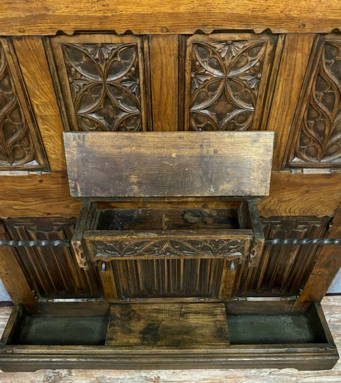 Très important porte manteaux gotique en bois naturel a décors de plis de serviettes | Puces Privées
