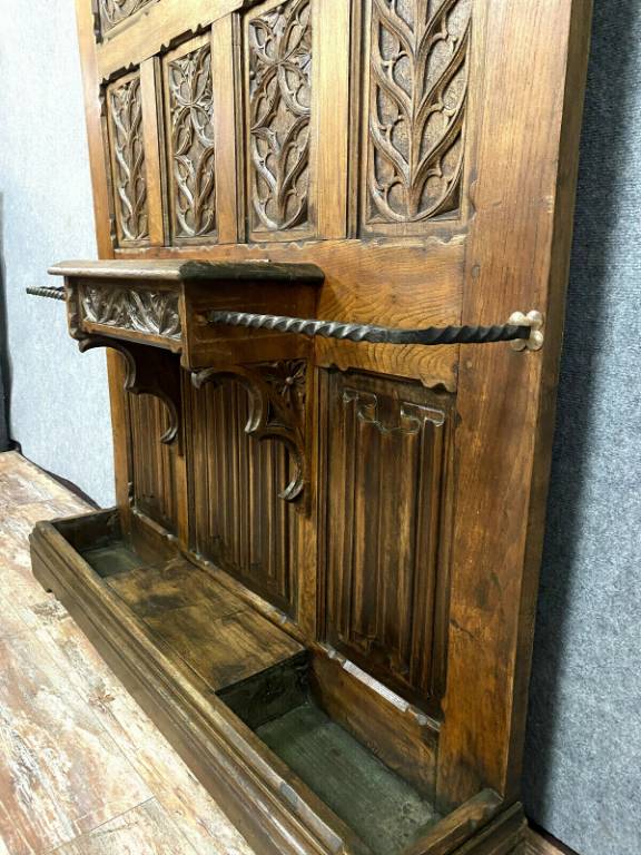 Très important porte manteaux gotique en bois naturel a décors de plis de serviettes | Puces Privées