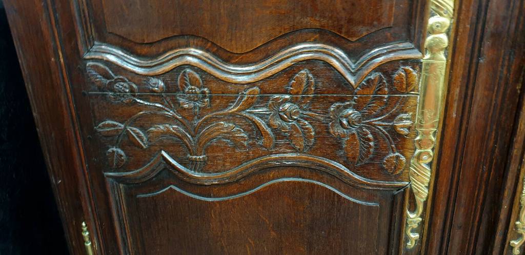 Superbe armoire de Mariage Normande époque Louis XV en chêne patiné | Puces Privées