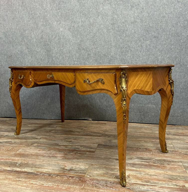 Magnifique bureau Ministre de centre Louis XV galbé en marqueterie de bois de rose vers 1880-1900 | Puces Privées