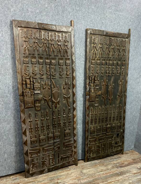 Afrique Centrale vers 1900  2 très grandes portes entièrement sculptées  iguanes, personnages, attributs et autres.. | Puces Privées