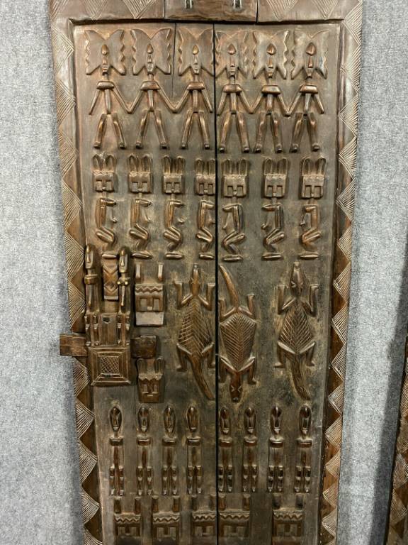 Afrique Centrale vers 1900  2 très grandes portes entièrement sculptées  iguanes, personnages, attributs et autres.. | Puces Privées