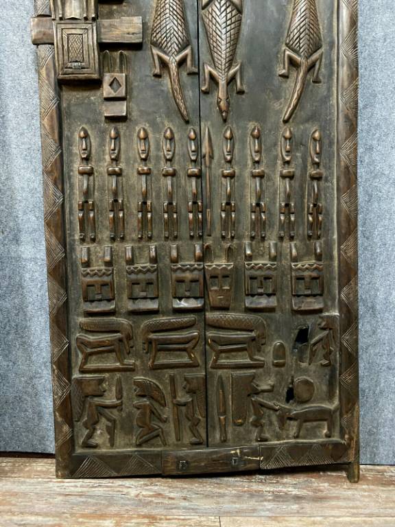 Afrique Centrale vers 1900  2 très grandes portes entièrement sculptées  iguanes, personnages, attributs et autres.. | Puces Privées