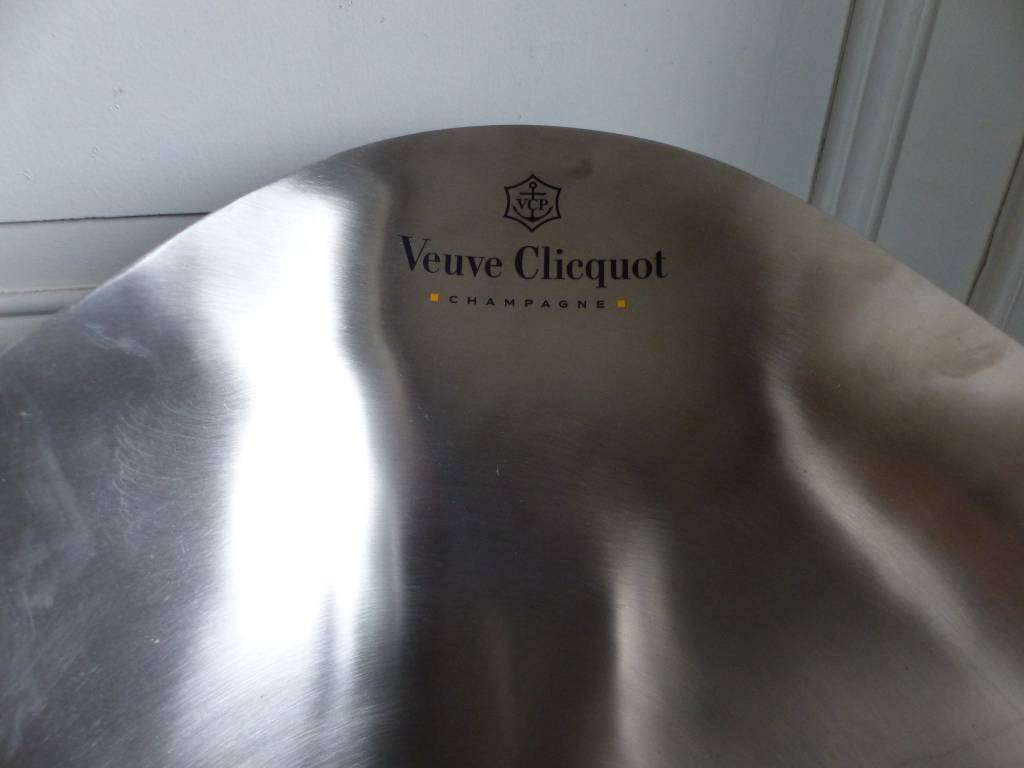 No - 437 - Vasque , seau à champagne Veuve Clicquot en acier inoxidable | Puces Privées