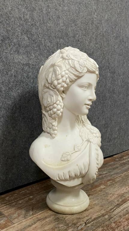 Importante statue en marbre blanc Carrare figurant une élégante Bacchusienne vers 1940 | Puces Privées