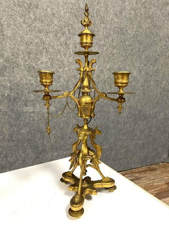 Rare Garniture de cheminée en bronze doré a décor de chimères et de vases ornés de médaillons | Puces Privées