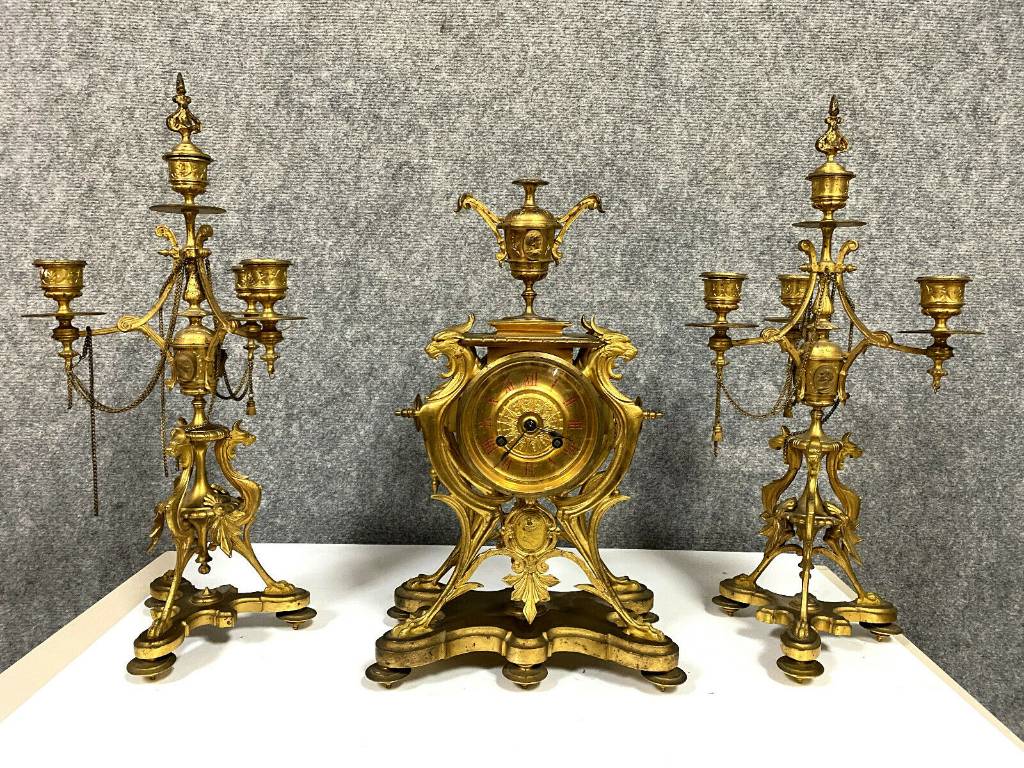 Rare Garniture de cheminée en bronze doré a décor de chimères et de vases ornés de médaillons | Puces Privées