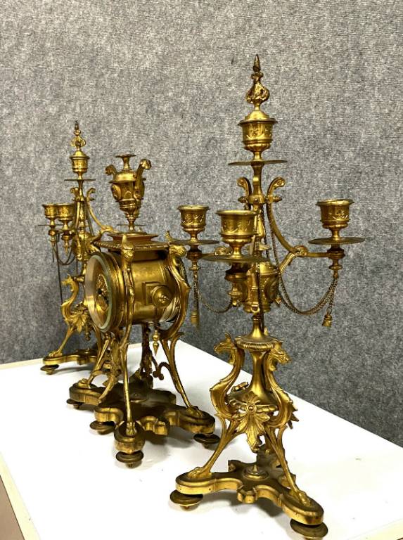Rare Garniture de cheminée en bronze doré a décor de chimères et de vases ornés de médaillons | Puces Privées