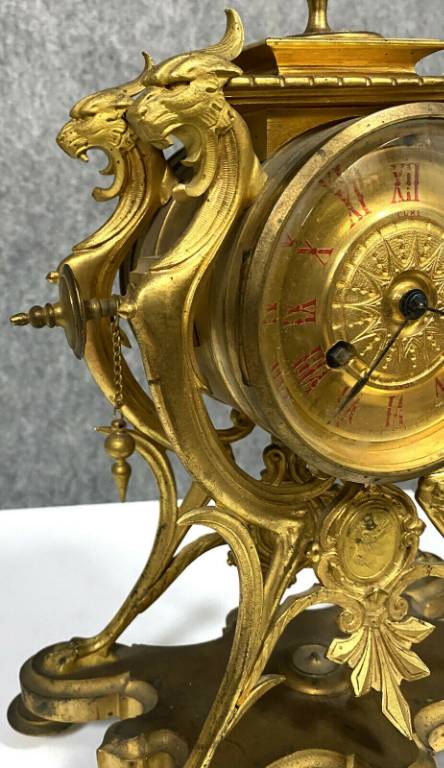 Rare Garniture de cheminée en bronze doré a décor de chimères et de vases ornés de médaillons | Puces Privées