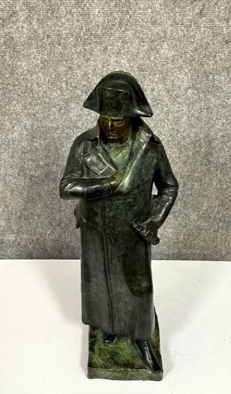 Très importante sculpture Empire en bronze patiné nuancé figurant Napoléon Bonaparte en pied  signée et datée. | Puces Privées