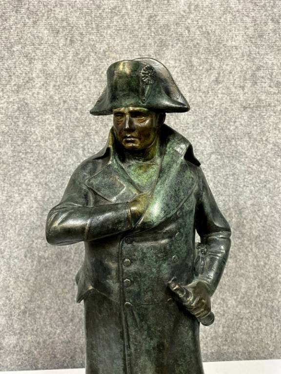 Très importante sculpture Empire en bronze patiné nuancé figurant Napoléon Bonaparte en pied  signée et datée. | Puces Privées