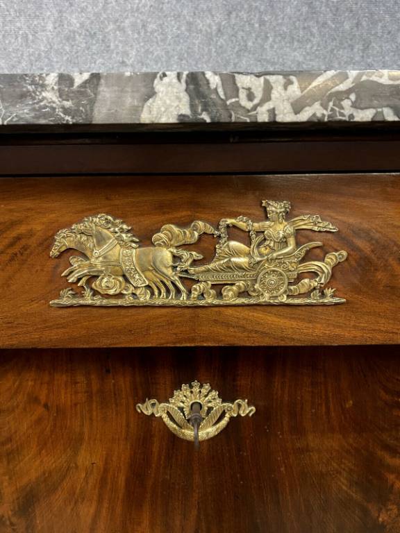 Magnifique secrétaire Parisien époque Empire en acajou flammé vers 1800. | Puces Privées