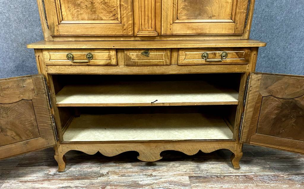 Muséal buffet a deux corps époque Louis XV provençal en noyer massif vers 1750 | Puces Privées