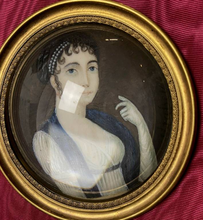 École Française XIXeme - peinture sur vélin figurant un portrait de femme au diadème perlé signé Isabey | Puces Privées