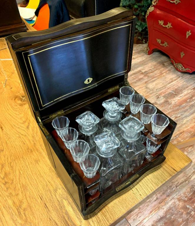 Exceptionnelle cave a liqueur époque Napoléon III en bois laqué, dédicacée pour un hommage et datée 1875 | Puces Privées