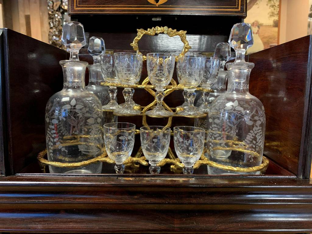Exceptionnelle cave a liqueur époque Empire-Charles X en bois précieux et marqueterie aux filets vers 1810 | Puces Privées