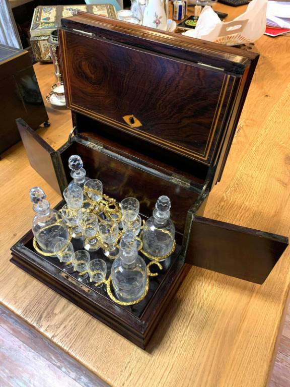 Exceptionnelle cave a liqueur époque Empire-Charles X en bois précieux et marqueterie aux filets vers 1810 | Puces Privées