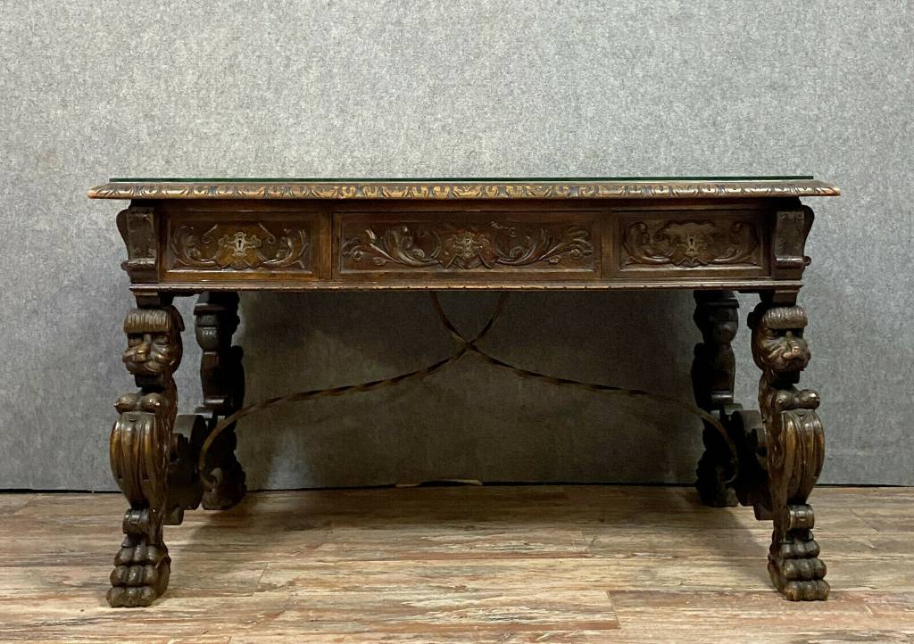 Majestueux Bureau Renaissance en bois entièrement sculpté aux attributs de l'antiquité | Puces Privées