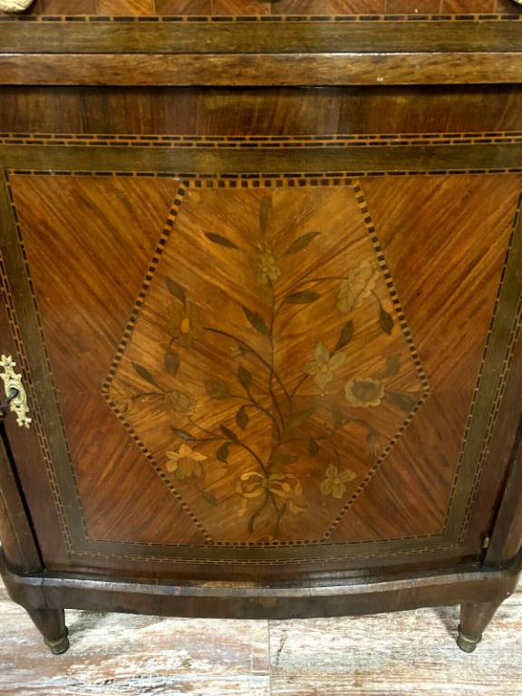 Insolite meuble d’appui Louis XVI en marquèterie Boulle a façade galbée et cotés incurvés vers 1850 | Puces Privées