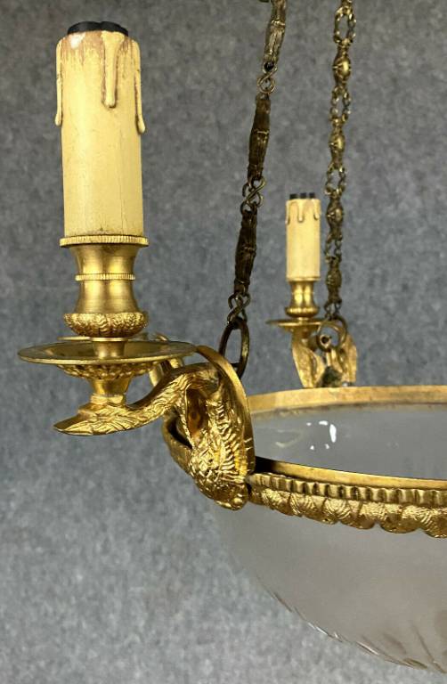 Luxueux lustre Empire avec un exceptionnel travail de bronze doré et cristal taillé. | Puces Privées